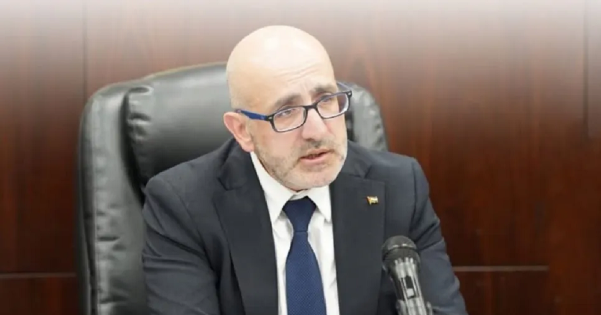 وزير المالية : ملتزمون بصرف رواتب الموظفين شهريا بنسب متفاوتة حسب موازنة الطوارئ النقدية